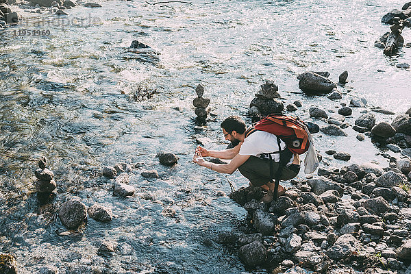 Männlicher Boulderer fotografiert Fluss  Lombardei  Italien