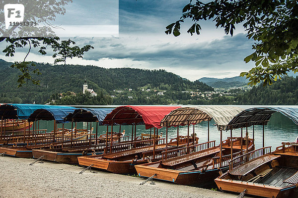 Touristenboote am Ufer des Bleder Sees  Slowenien