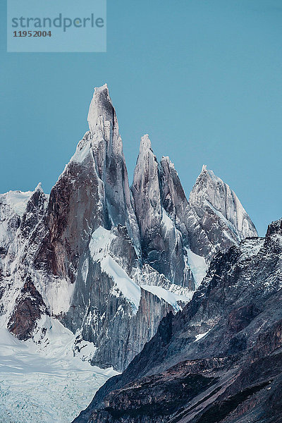 Blauer Himmel über den Gebirgsketten Cerro Torre und Fitz Roy  Nationalpark Los Glaciares  Patagonien  Argentinien