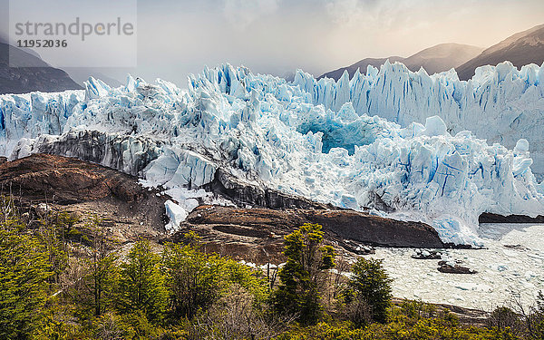 Blick auf die Berge und den Gletscher Perito Moreno  Nationalpark Los Glaciares  Patagonien  Chile