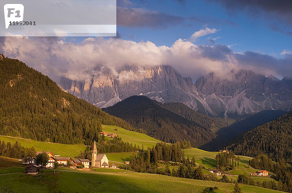 Landschaft mit Santa Maddalena und Bergen  Tal von Funes  Dolomiten  Italien