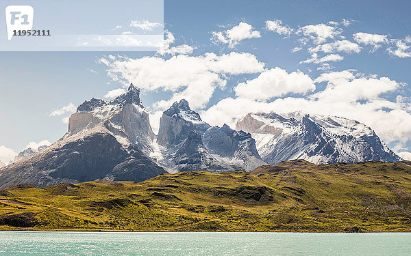 Landschaft über dem Grauen See und den Cuernos del Paine  Torres del Paine Nationalpark  Chile