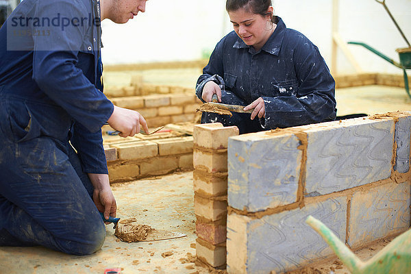 Schüler lernen  wie man Bauarbeiten ausführt