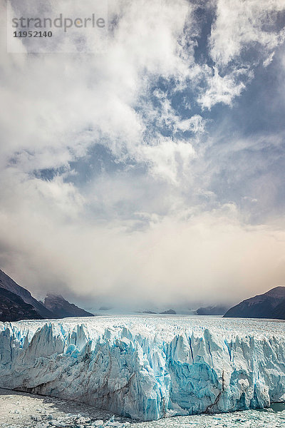 Sturmwolken über dem Perito-Moreno-Gletscher  Los Glaciares-Nationalpark  Patagonien  Chile