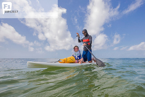 Vater und Tochter beim Paddelbootfahren im Golf von Mexiko  Destin  Florida  USA