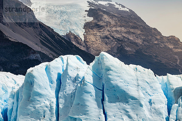 Blick auf den Gletscher Perito Moreno und den Berg im Nationalpark Los Glaciares  Patagonien  Chile