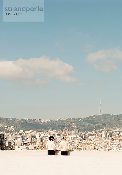 Rückansicht von Touristinnen mit Blick auf das Stadtbild  Barcelona  Spanien