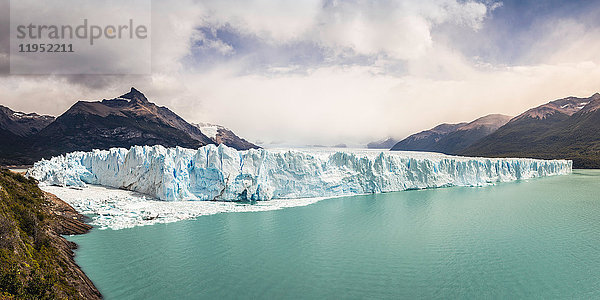 Panoramablick auf den Argentinischen See  den Perito-Moreno-Gletscher und die Berge im Nationalpark Los Glaciares  Patagonien  Chile