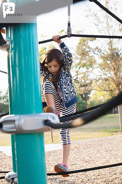 Mädchen spielt auf dem Spielplatz