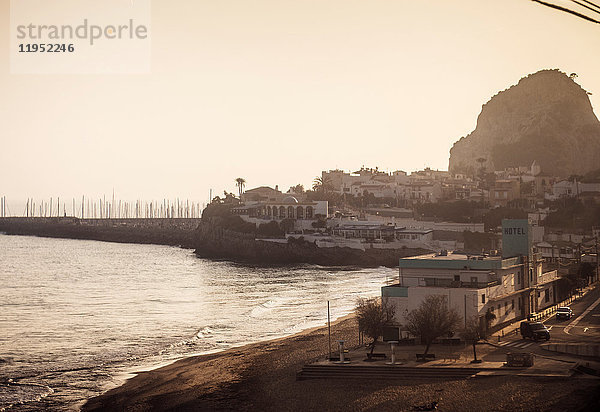 Blick auf Strand und Küstenlinie bei Sonnenuntergang  Barcelona  Spanien