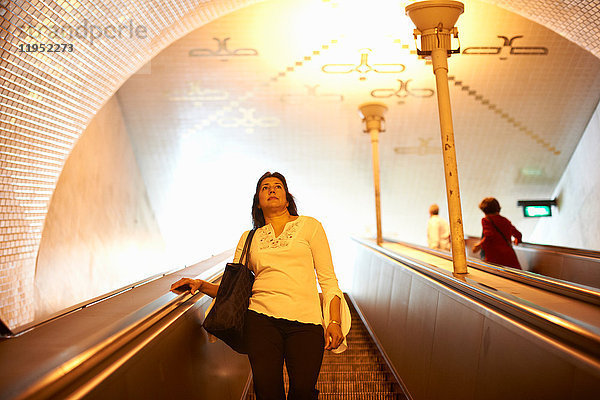 Frau auf Rolltreppe  Lissabon  Portugal