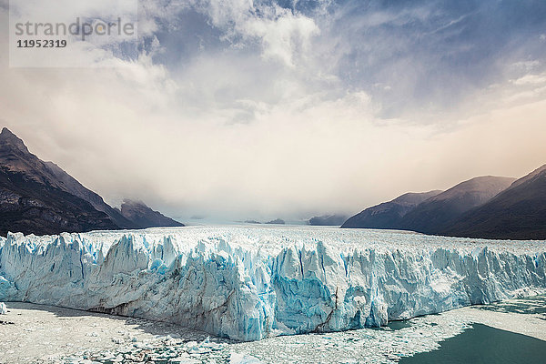 Blick auf den Perito-Moreno-Gletscher und die Berge im Los Glaciares-Nationalpark  Patagonien  Chile