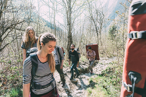 Erwachsene Freunde wandern mit Rucksack und Bouldermatten im Wald  Lombardei  Italien