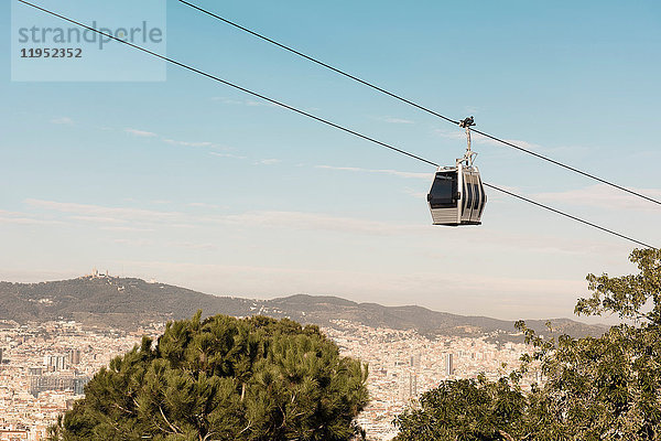 Erhöhte Ansicht des Stadtbildes und der Seilbahn  Barcelona  Spanien