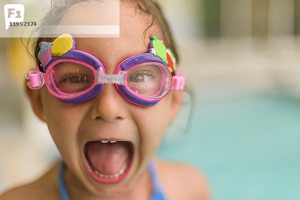 Porträt eines Mädchens mit Brille am Pool