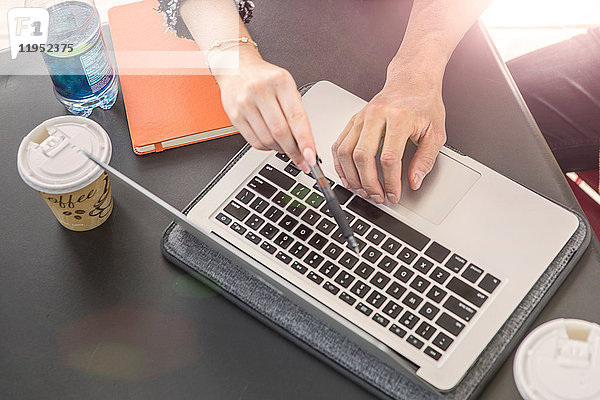 Schnappschuss eines Geschäftsmannes und einer Geschäftsfrau mit Laptop bei einem Café-Meeting