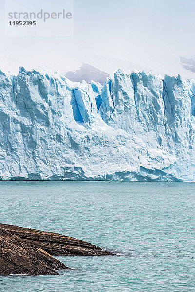 Blick auf den Lago Argentino und den Gletscher Perito Moreno im Nationalpark Los Glaciares  Patagonien  Chile