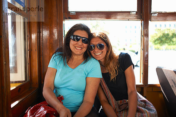 Frauen fahren mit der Straßenbahn  Lissabon  Portugal