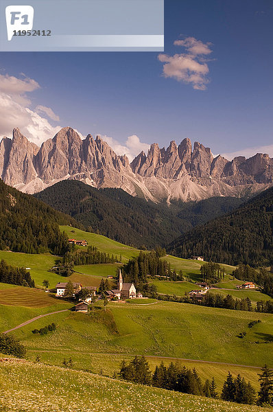Landschaft mit Santa Maddalena und Bergen  Tal von Funes  Dolomiten  Italien