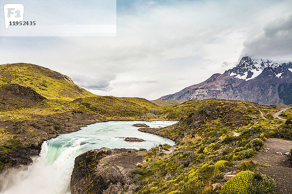 Wasserfall in Berglandschaft  Nationalpark Torres del Paine  Chile