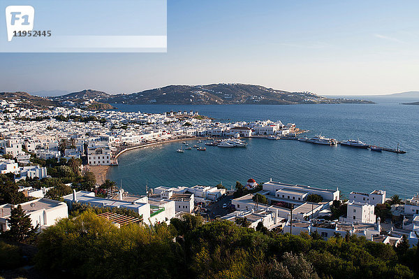 Luftaufnahme der Stadt und des Piers  Stadt Mykonos  Kykladen  Griechenland