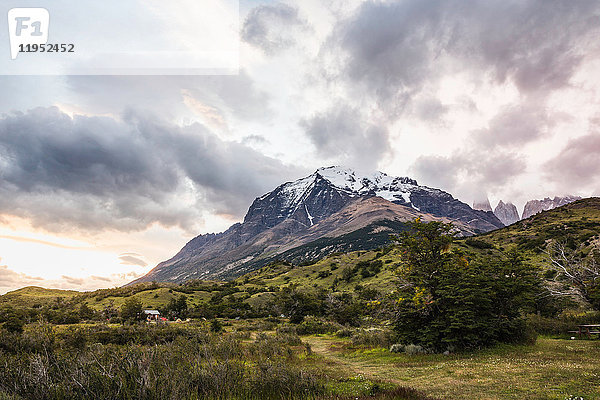 Schneebedeckte Berglandschaft  Torres del Paine Nationalpark  Chile