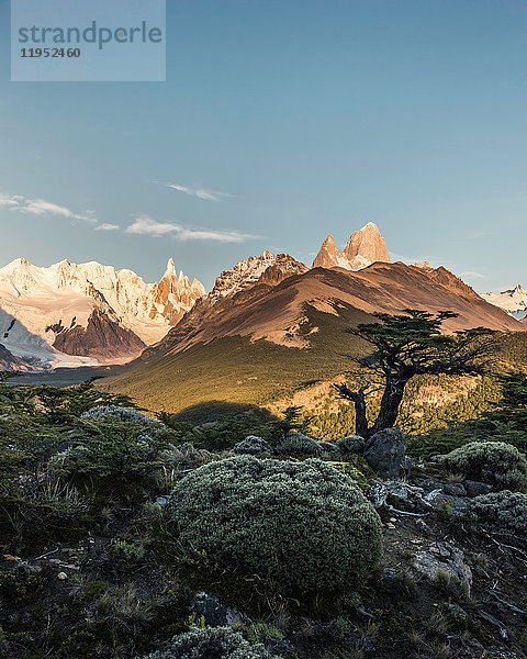 Fernsicht auf die Gebirgsketten Cerro Torre und Fitz Roy  Nationalpark Los Glaciares  Patagonien  Argentinien