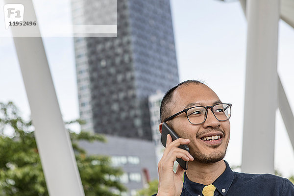 Geschäftsmann spricht auf Smartphone  New York  USA