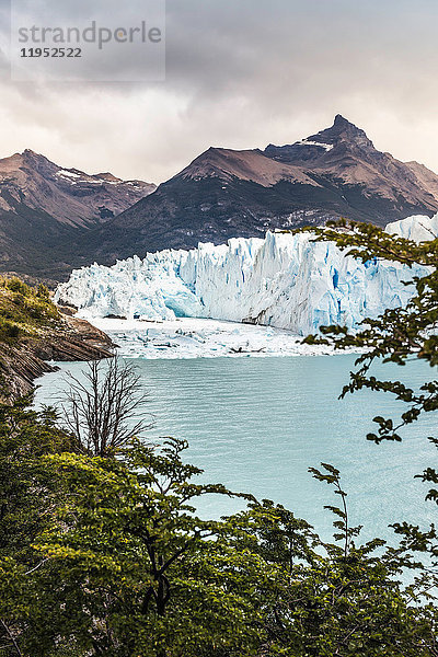 Blick auf den Lago Argentino  den Perito-Moreno-Gletscher und den Berg im Los Glaciares-Nationalpark  Patagonien  Chile