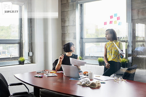 Zwei Frauen arbeiten zusammen im Besprechungsraum  Brainstorming