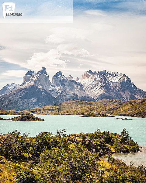 Landschaft mit Grauer See  Paine Grande und Cuernos del Paine  Nationalpark Torres del Paine  Chile
