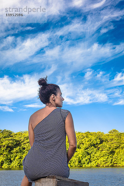 Frau auf dem Seeweg  Fortaleza  Ceara  Brasilien  Südamerika