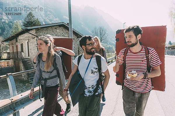 Fünf erwachsene Boulderfreunde gehen über die Brücke  Lombardei  Italien
