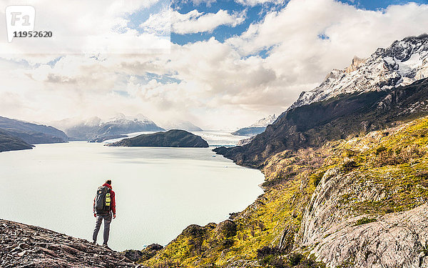 Männlicher Wanderer mit Blick auf den Grey-See und Gletscher  Torres del Paine Nationalpark  Chile