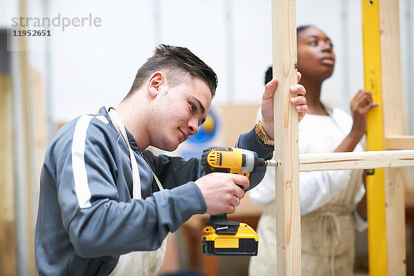 Schüler lernen  wie man Bauarbeiten ausführt