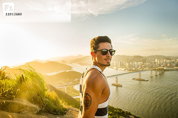 Mann am Aussichtspunkt bei Sonnenuntergang  Rio de Janeiro  Brasilien