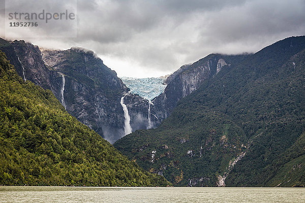 Wasserfall  der vom Glaser am Rand der Bergfelswand fließt  Queulat-Nationalpark  Chile