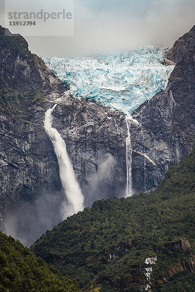 Wasserfall  der vom Glaser am Rand der Bergfelswand fließt  Queulat-Nationalpark  Chile