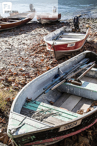 Boote am Strand der Isola Pescatori  Lago Maggiore Piemont  Italien