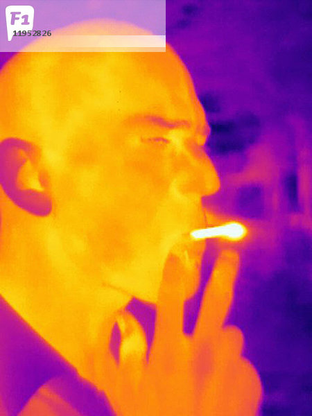 Wärmebild des rauchenden Menschen
