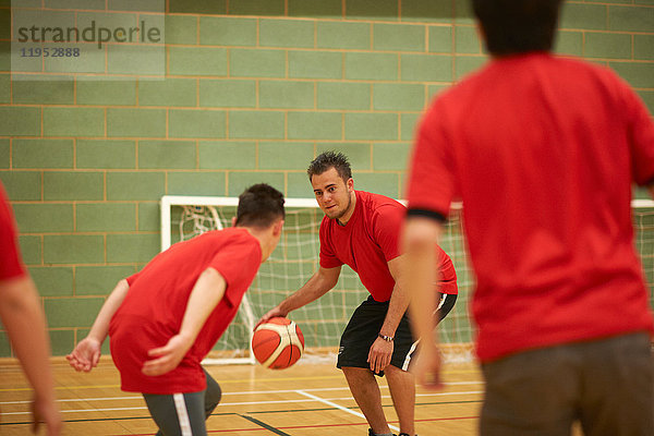 Basketball spielende Studenten