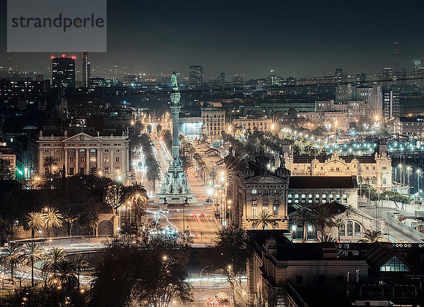 Ansicht der Stadt bei Nacht  Barcelona  Katalonien  Spanien