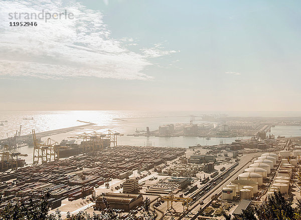 Erhöhte Ansicht von Hafenschiffen und Kränen  Barcelona  Spanien