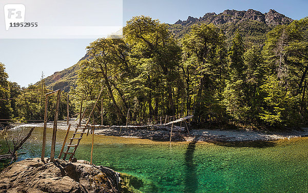 Landschaftsansicht der Fußgängerbrücke über den Fluss Azul  Cajon del Azul bei El Bolson  Patagonien  Argentinien