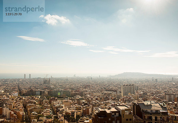 Erhöhte Ansicht des Stadtbilds mit La Sagrada Familia und entfernter Küste  Barcelona  Spanien