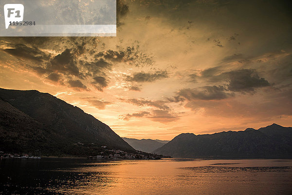Silhouette der Berge am Wasser bei Sonnenuntergang  Kotor  Montenegro  Europa