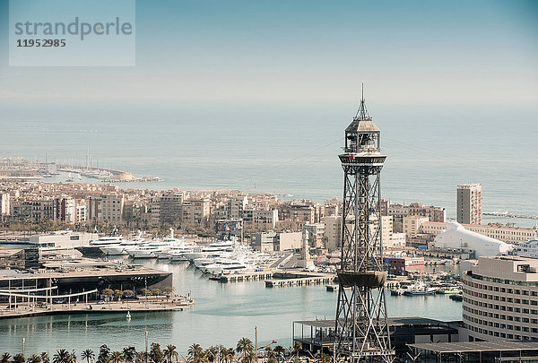 Erhöhte Ansicht des Küstenhafens und der Superyachten  Barcelona  Spanien