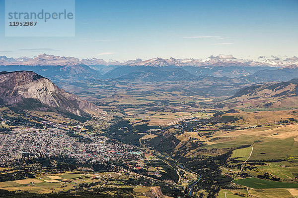 Blick vom Cerro Cinchao auf das Bergtal und die Stadt Coyhaique  Nationalreservat Coyhaique  Provinz Coyhaique  Chile