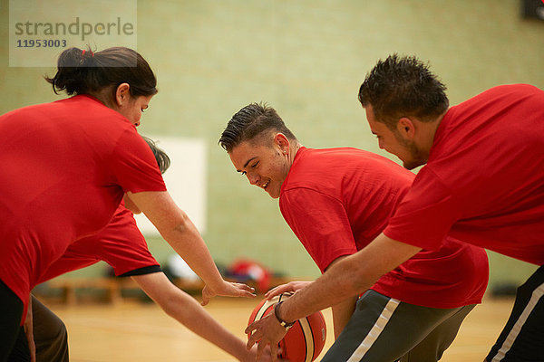 Basketball spielende Studenten