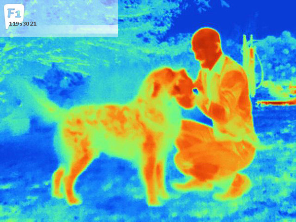 Wärmebild eines Mannes mit Hund